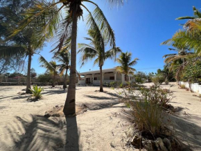 Villa au bord de mer et plage de sable